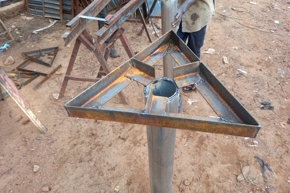 Base triangulaire soudée à l'atelier, montée sur un mât