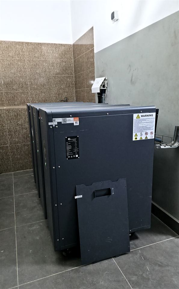 Armoire de stockage grise installée dans un local technique