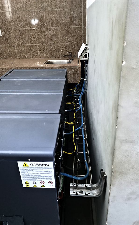 Armoires de stockage empilées avec câbles de raccordement