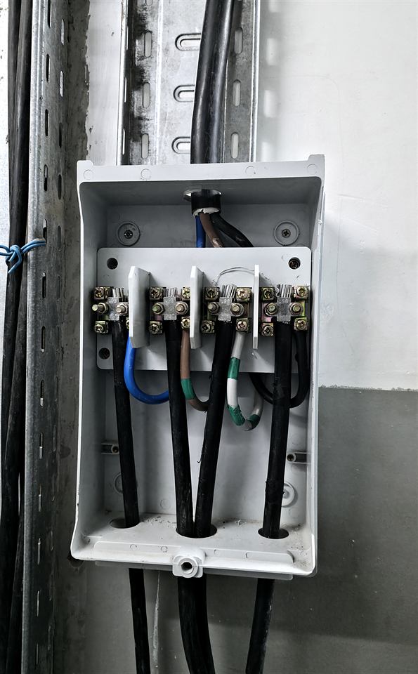 Coffret électrique ouvert avec disjoncteurs rouges et blancs