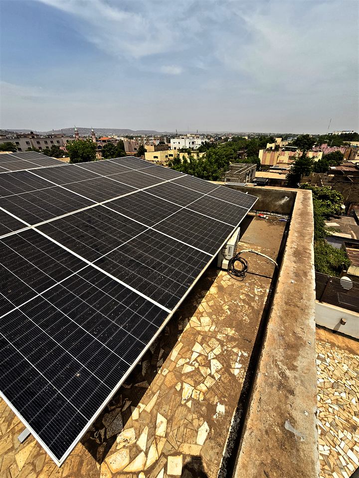 Rangées de modules solaires inclinés sur une toiture, vues en plongée