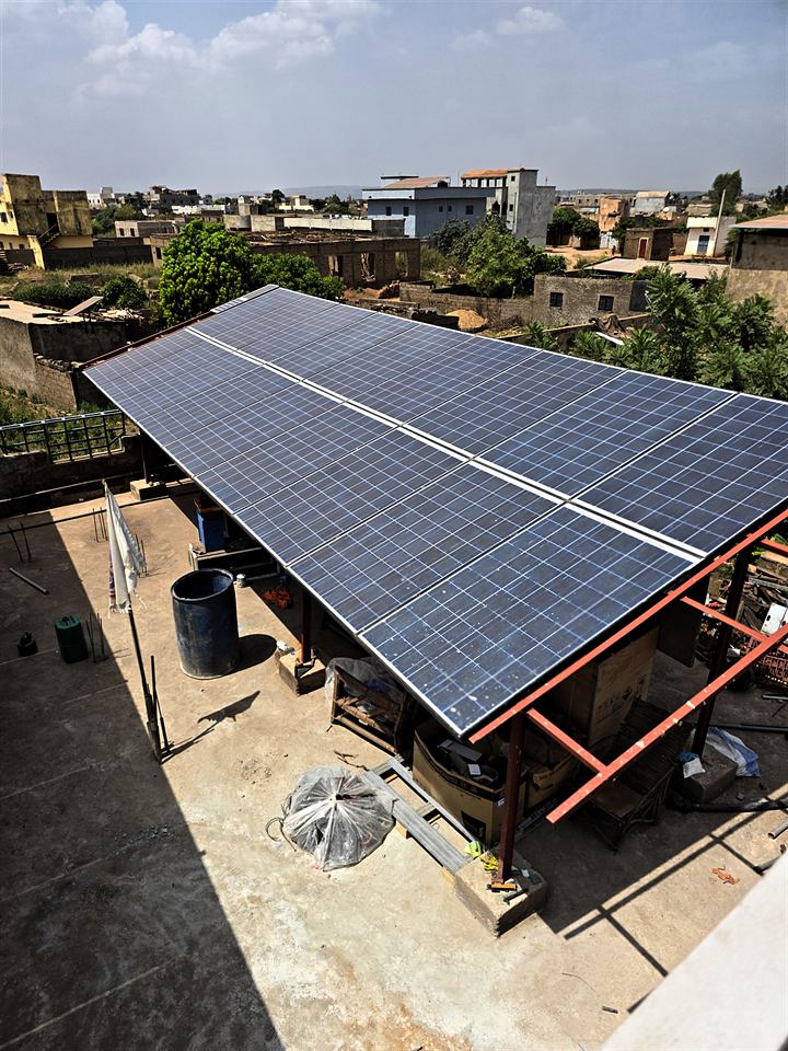 Vue d'ensemble d'une ombrière solaire et de sa structure métallique