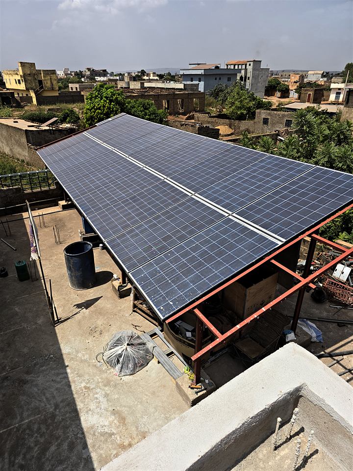 Ombrière solaire montée sur une structure métallique, vue depuis une terrasse