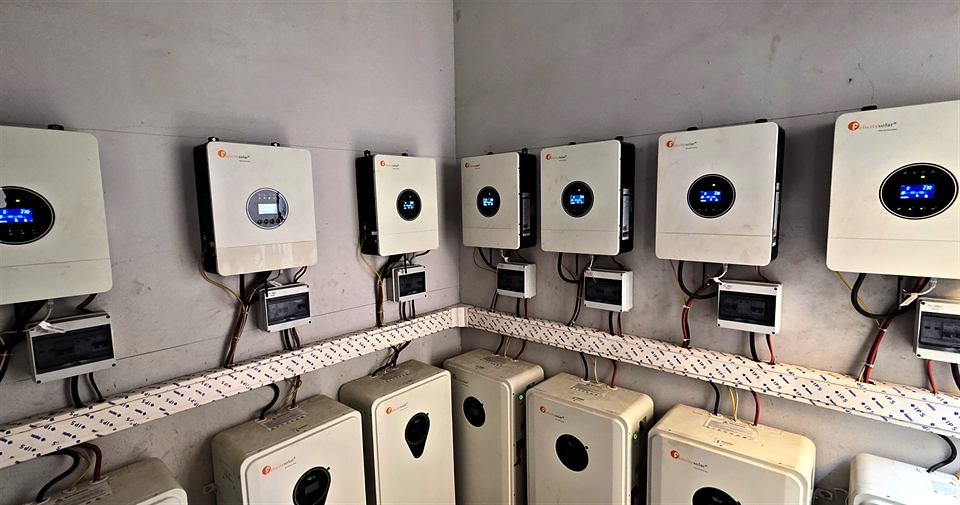 Onduleurs muraux installés en angle de local, batteries blanches au sol