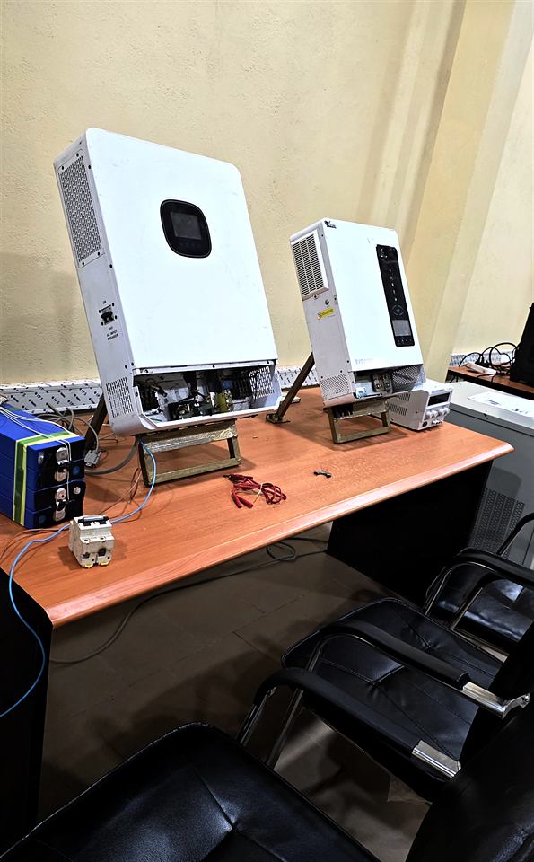 Deux onduleurs posés sur un bureau, avant leur installation