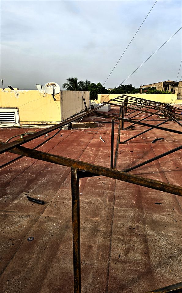 Ossature métallique en cours de montage sur une toiture inclinée