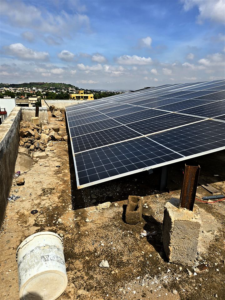 Rangée de modules solaires inclinés sur un terrain en cours d'aménagement