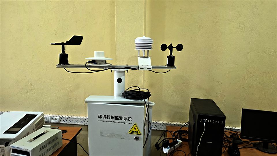 Capteurs météorologiques montés sur un support, posés sur un bureau avant installation
